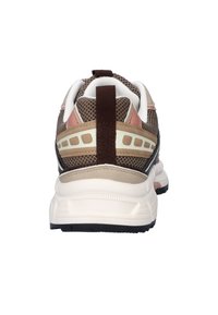 Bruine en crème sport schoen met een bovenwerk van mesh, witte accenten en een zwarte zool. Beschikt over een centrale trekband en een getextureerde hielsteun.