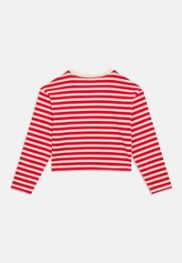 Rød og kremfarget langermet topp med rund hals og cropped design. Jevnt stoff med konsekvente horisontale striper over hele toppen.