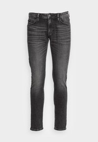 Jean en denim noir à coupe slim, présentant un effet délavé, une conception à cinq poches, et une fermeture à boutons traditionnelle avec des accents métalliques.