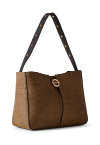 Sac à main en cuir brun texturé avec une bandoulière noire à découpes circulaires. Fermé par un fermoir circulaire en or.