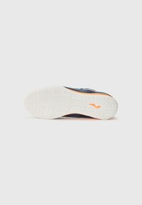 Chaussure de sport avec un dessus texturé bleu marine, une semelle en caoutchouc blanche et des accents orange. Présente un motif de semelle prononcé pour une meilleure adhérence.