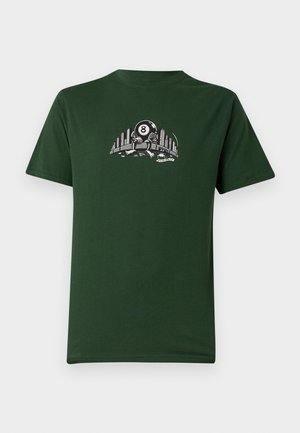 Ciemnozielony T-shirt z centralnym nadrukiem przedstawiającym kulę bilardową o numerze 8 z ramionami i nogami, siedzącą przed stylizowanymi miejskimi budynkami.