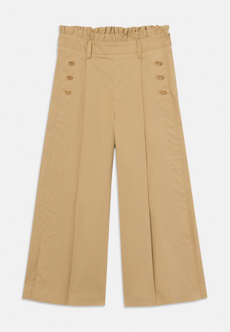 Pantalons larges beiges avec une taille élastique froncée, dotés de trois boutons dorés de chaque côté et d'une texture en coton lisse.