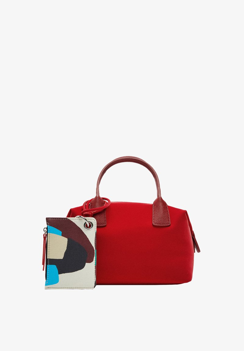 Czerwona torebka na ramię o gładkim materiale, zaokrąglonym kształcie i kontrastujących, fakturowanych uchwytach; zawiera małą torebkę z wzorem przymocowaną za pomocą pętelki.