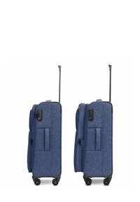Maleta de tela azul con superficie texturizada, asa retráctil, múltiples bolsillos exteriores y cuatro ruedas para facilitar el movimiento.