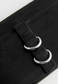 Next LARGE RING DETAILED - REGULAR FIT - Portafoglio - black