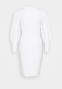 Abito bianco a maglia con maniche lunghe a sbuffo, silhouette aderente, corpo testurizzato e design al ginocchio. Nessun motivo o accento visibile.