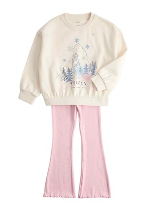 Kremfarvet sweatshirt med Frozen-tema bjerg og træprint kombineret med lyserøde ribstrikkede flared bukser til børn.