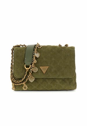 Sac à main en velours côtelé vert olive avec texture matelassée, anse en chaîne dorée et accents de breloques suspendues. Comprend une plaque de logo triangulaire.