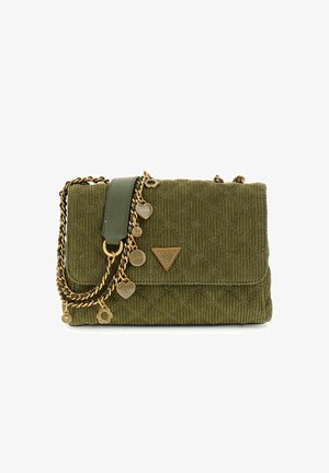 Sac à main en velours côtelé vert olive avec texture matelassée, anse en chaîne dorée et accents de breloques suspendues. Comprend une plaque de logo triangulaire.
