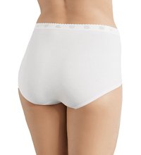 Weiße Baumwollslips mit einem hochgeschnittenen Design, versehen mit einem gewellten Spitzenbesatz an der Taille und einer glatten Textur.