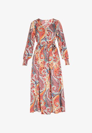 Hosszú ujjú, maxi ruházat élénk paisley mintázattal, piros, kék és narancssárga árnyalatokban, megkötött derékkal és ráncolt mandzsettákkal.
