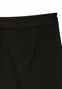 Høytlivte svarte tettsittende bukser med en glatt midje og skjult frontlukking, vist i nærbilde.