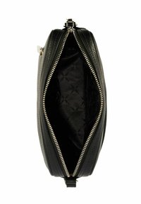 Czarna skórzana kopertówka z srebrnym zamkiem błyskawicznym, charakteryzująca się teksturowaną powierzchnią oraz wzorzystą czarną podszewką wewnętrzną. Po otwarciu ukazuje przestronną komorę.