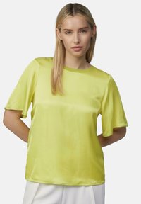 Korte mouwen blouse in felgeel satijn met een ronde halslijn. Gladde textuur en een ontspannen pasvorm, geschikt voor casual kleding.