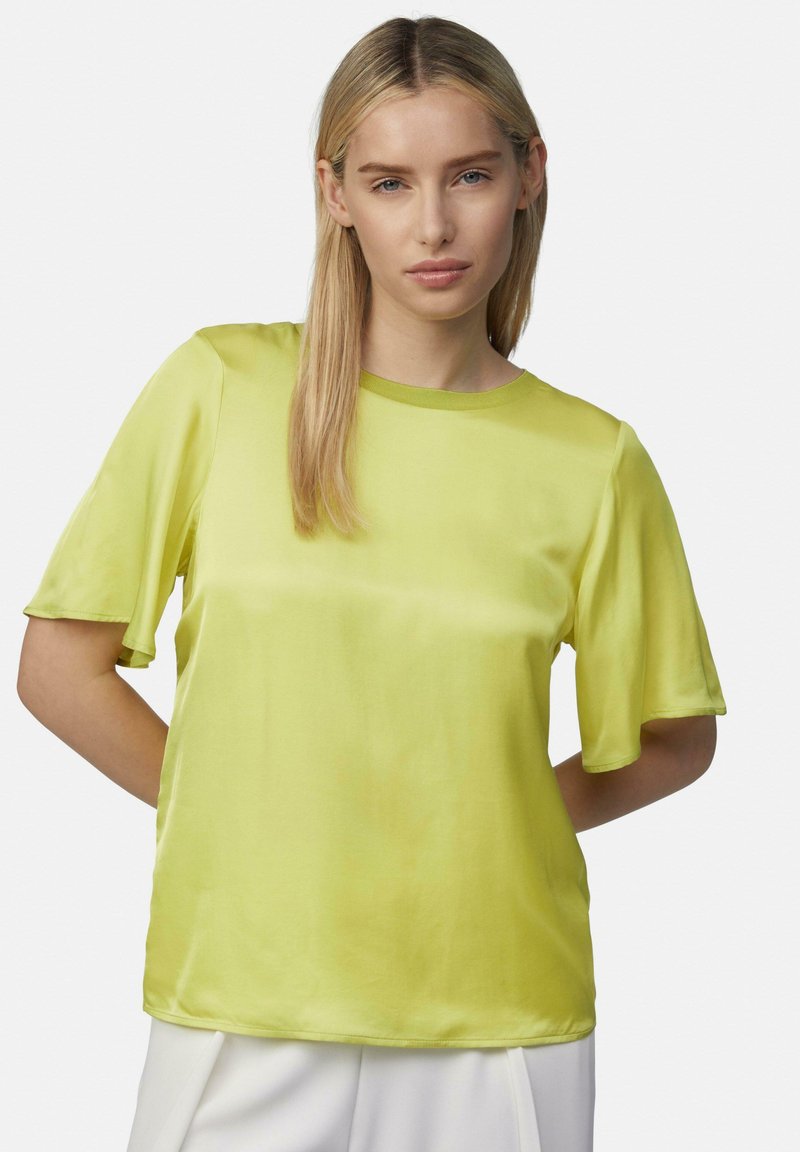 Korte mouwen blouse in felgeel satijn met een ronde halslijn. Gladde textuur en een ontspannen pasvorm, geschikt voor casual kleding.