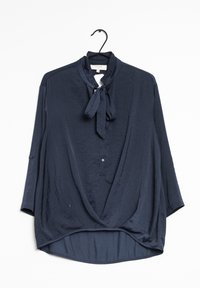 Mörkblus i lätt material med knytkrage, trekvartslånga ärmar och en avslappnad passform med rundad nederkant.