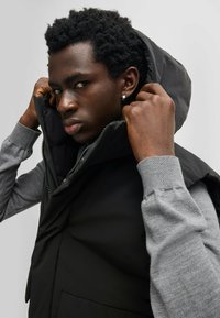 HUGO BRANDEN - Smanicato - black