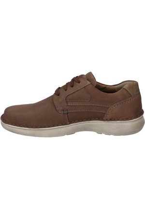 Braune Lederschuhe mit abgerundeter Zehenpartie, kontrastierenden Nähten, einem weichen Wildlederakzent und einer leichten Gummisohle. Entworfen für den Freizeitgebrauch.