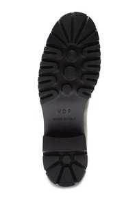 Suola di scarpa in gomma nera con ampi motivi testurizzati, grip circolari e dettagli in rilievo che recitano "VDP MADE IN ITALY" e la taglia "37".
