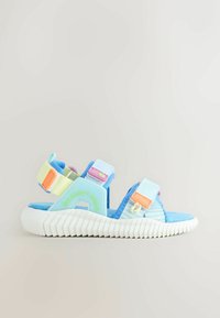 Sandale pour enfant bleu et blanc avec des sangles ajustables, des accents pastel et une semelle blanche épaisse et texturée.