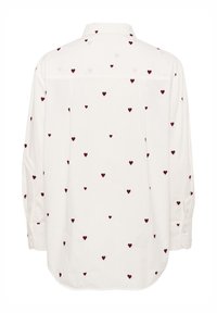 Camicia bianca a maniche lunghe con un motivo di piccoli cuori bordeaux, colletto con bottoni e orlo curvo.
