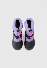 Botas de inverno para crianças, em roxo e preto, com fecho de cordão rosa e marca Sorel, vistas de cima sobre fundo branco.