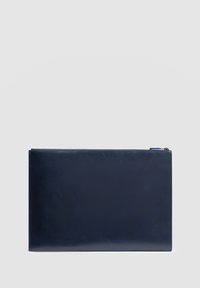 Marineblaue Lederetui mit glatter Textur, rechteckiger Form und einem oberen Reißverschluss mit einem kleinen blauen Akzent.