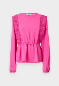 Haut fuchsia à manches longues avec des détails en dentelle sur les épaules, taille froncée et tissu texturé. Encolure ronde avec des poignets élastiques.