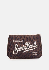 Pouch con stampa leopardata marrone e testo bianco "Sognando il Paradiso Invernale di Saint Barth." Chiusura con cerniera in cima. Tessuto morbido.