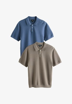 Două tricouri polo tricotate cu mânecă scurtă, fiecare având modele texturate, unul albastru și unul bej, fiecare cu un guler și o deschizătură cu trei nasturi.