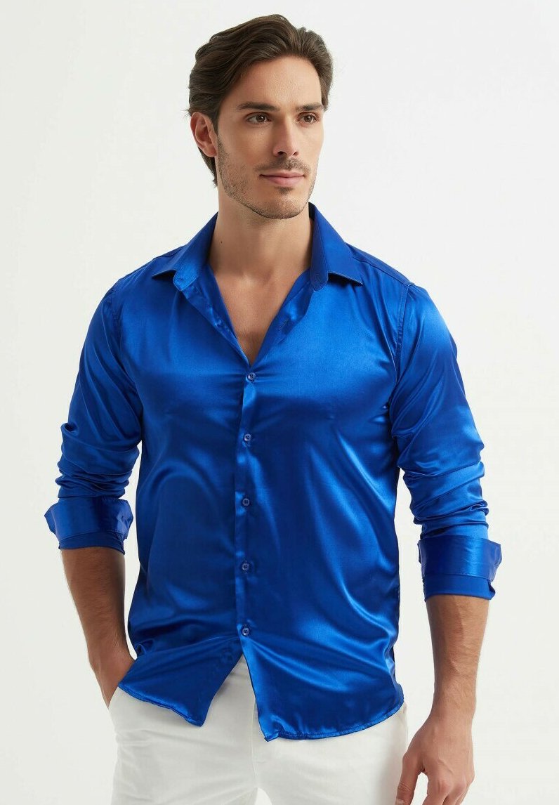 Chemise en satin bleu avec une finition brillante, devant à boutons et manches retroussées. Présente un col structuré et une coupe ajustée.