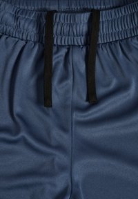 Blå stofshorts med elastisk talje og to sorte snore foran i midten.