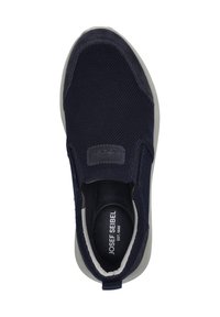 Námořnické slip-on boty s síťovinovým svrškem, polstrovanou stélkou a světle šedou podrážkou. Vyznačují se hladkou textilní strukturou a minimem švů.