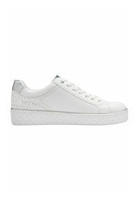 Sneaker bianco con tomaia in mesh, lacci piatti, dettagli metallici sul tallone e suola in gomma bianca testurizzata con motivo a diamante.