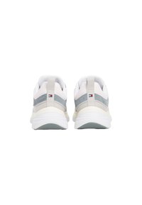 Zapatillas blancas y grises con un upper sintético liso, acentos de ante texturizado, suela acolchada y una lengüeta en el talón.