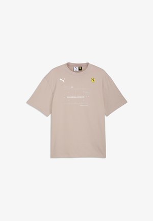 Lichtbeige katoenen t-shirt met een ronde hals, met witte bedrukte tekst en het Ferrari-logo op de linkerborst. Korte mouwen.