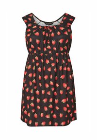 Czarna sukienka z marszczeniem przy dekolcie i rękawkami typu cap, zdobiona powtarzającym się wzorem truskawek w intensywnych odcieniach czerwieni i zieleni.