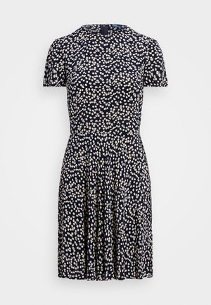 Robe bleu marine à manches courtes, motif floral en crème, jupe plissée, col rond et fermeture éclair à l'arrière.