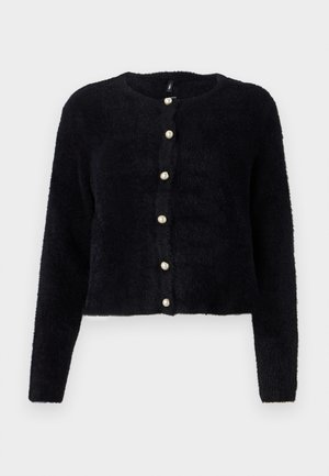 Svart, fluffy cardigan med rund hals og seks perleknapper foran. Lange ermer og en cropped design fullfører utseendet.