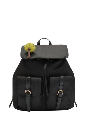 Czarny plecak z tkaniny z klapą, zielonym dekoracyjnym akcentem, dwiema przednimi kieszeniami z czarnymi paskami, złotymi klamrami oraz zamknięciem na sznurek.