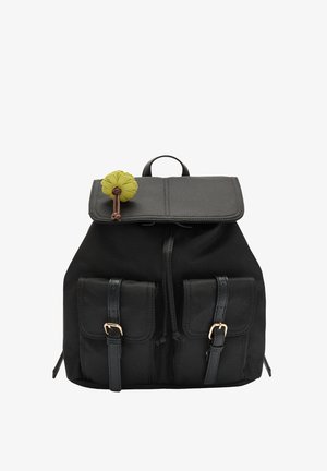 Czarny plecak z tkaniny z klapą, zielonym dekoracyjnym akcentem, dwiema przednimi kieszeniami z czarnymi paskami, złotymi klamrami oraz zamknięciem na sznurek.