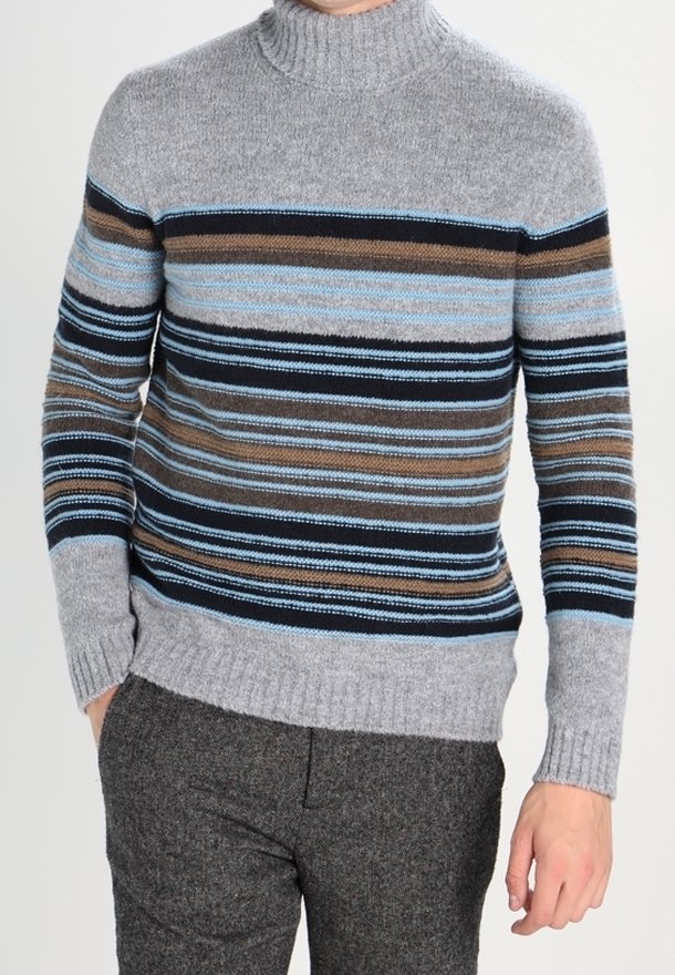 Šedý proužkovaný svetr s vysokým límcem, zdobený horizontálními liniemi v tmavě hnědé, modré a námořnické modři. Měkká pletená textura s žebrovanými manžetami.