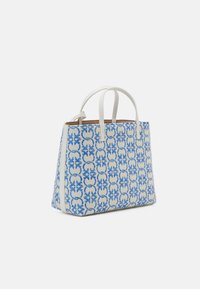 Sac cabas blanc avec motif chaîne florale bleue, deux poignées blanches et forme rectangulaire sur un fond uni.