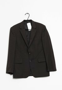 Mörkgrå blazer med slagkrage, två framfickor, två-knappsstängning och en enstaka innerficka, hängande på en svart krok.
