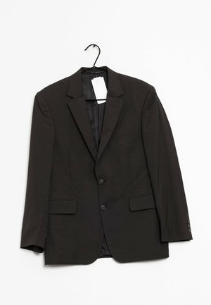 Dunkelgrauer Blazer mit Reverskragen, zwei vorderen Taschen, Zwei-Knopf-Verschluss und einer einzelnen Innentasche, hängt an einem schwarzen Haken.