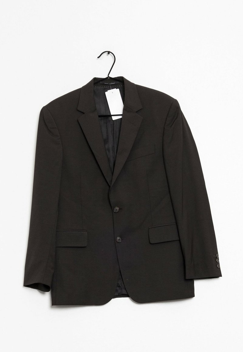Mörkgrå blazer med slagkrage, två framfickor, två-knappsstängning och en enstaka innerficka, hängande på en svart krok.