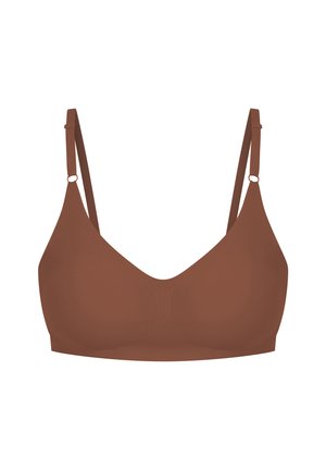 Soutien-gorge marron en tissu lisse, avec un décolleté en V, des bretelles réglables et une finition sans couture. Pas de matériel ou de motifs visibles.