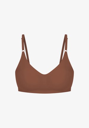 Soutien-gorge marron en tissu lisse, avec un décolleté en V, des bretelles réglables et une finition sans couture. Pas de matériel ou de motifs visibles.