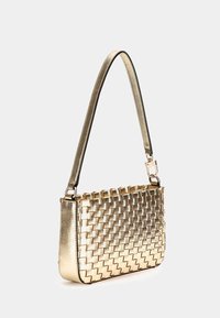 Złota torebka wpleciona w metaliczny wykończeniu, prostokątna forma, regulowany pasek oraz elegancki, minimalistyczny design.
